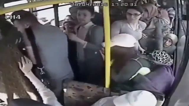Домогался к турецкой девушке в автобусе смотреть онлайн