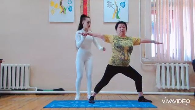 Вирабхадрасана II л левую сторону, но сначала сделайте в правую:) смотреть онлайн