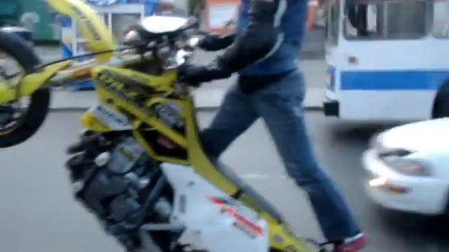 Suzuki DRZ 400 SM supermoto stunt killing streets wheelie смотреть онлайн