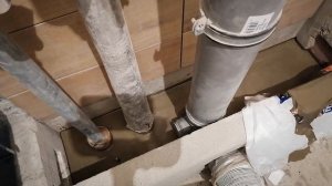 Как выравнять пол  возле труб. Заливка пола за унитазом. Наливной пол в труднодоступном месте.