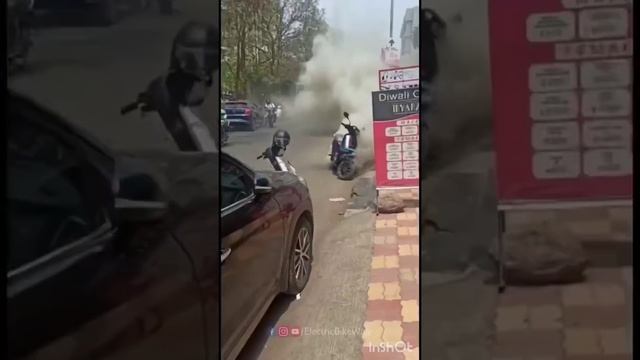 OLA S1 Pro ELECTRIC SCOOTER CATCHES FIRE! First case seen in OLA смотреть онлайн