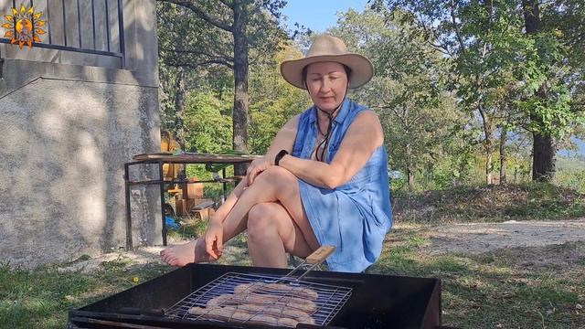 BBQ. Sausages on fire. Cooking in a mountain village. Mila naturist. смотреть онлайн
