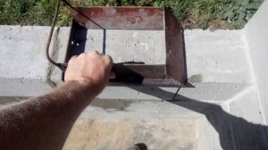 Стройка идет полным ходом. Приспособление для кладки керамзитобетонных блоков.