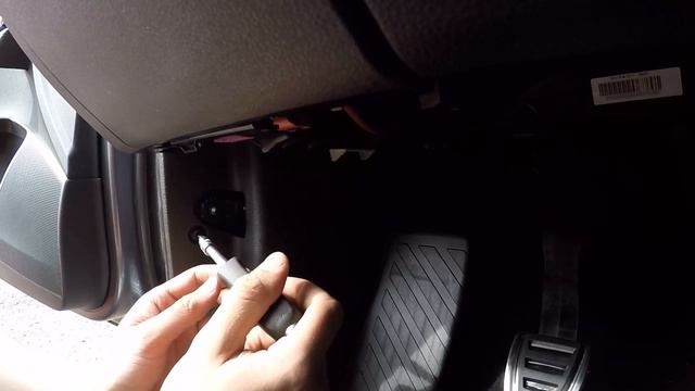Установка накладок на педали и площадки под ногу на Шкоду Октавия А7 смотреть онлайн