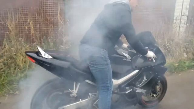 Жжём резину. honda cbr 600 f4i смотреть онлайн