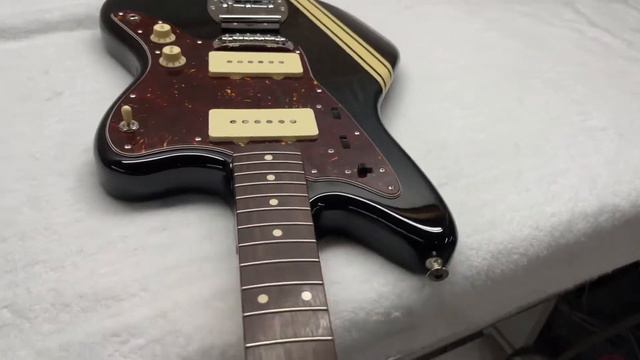 Fender Jazzmaster - Black with vintage white Competition Stripes смотреть онлайн