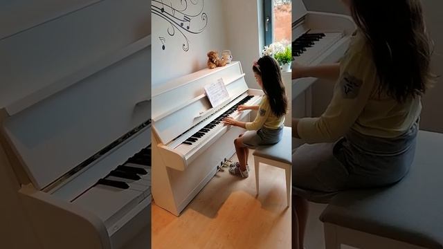 6 Menuet Moderato J. S. Bach Milena 9 lat смотреть онлайн