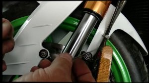 Течь сальника передней вилки мотоцикла .Выход есть.