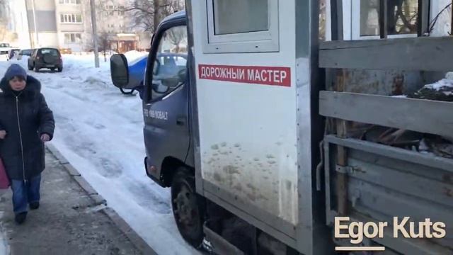 КП Харьков Благоустройство пилят урны для пластиковых бутылок