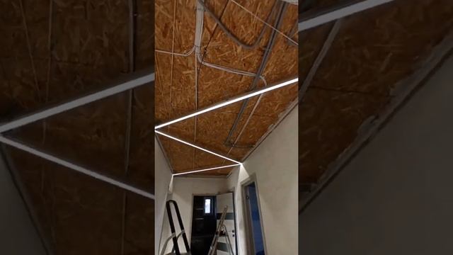 Монтаж световых линий на натяжном потолке в коридоре. смотреть онлайн