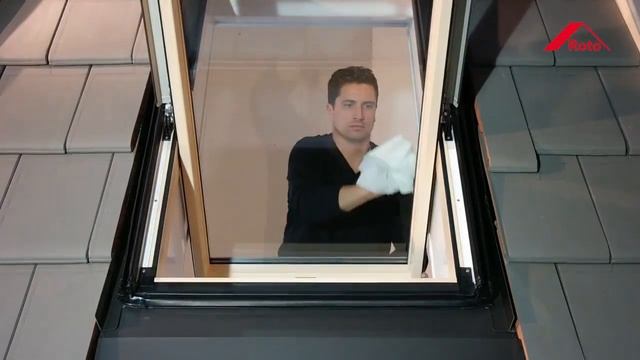 Как мыть мансардное окно Roto WDF R4 смотреть онлайн