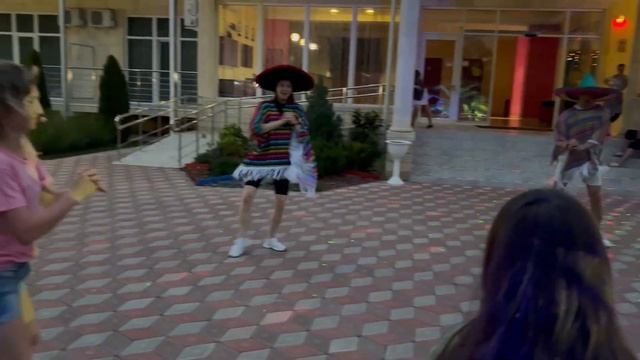 Мини-диско , открытие сезона. Анимация отеля РЕВЮ смотреть онлайн