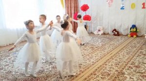 Дети танцуют красивый выпускной Вальс в детском саду