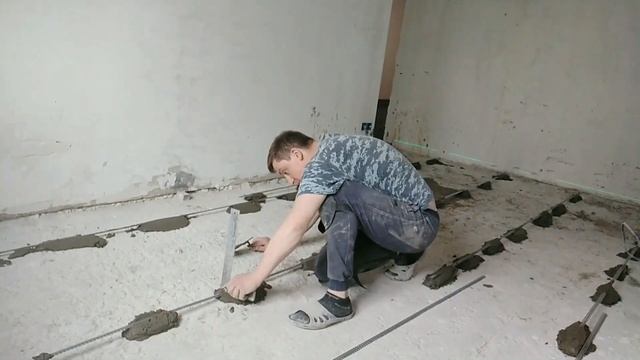 РЕМОНТ СТАРОЙ ХРУЩЁВКИ СВОИМИ РУКАМИ!!! ч.12 Стяжка в квартире смотреть онлайн