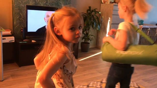 Эвелина И Лиана Танцуют. Димочка Снимает Носок. Лиана И Ходунки. смотреть онлайн