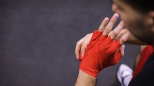 Как правильно бинтовать руки в боксе и ММА