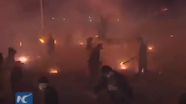 Brave enough? Shoot off firecrackers at dancing dragons in Binyang смотреть онлайн