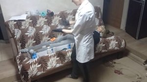 Первая помощь при переломе костей голени. Видео номер 9. Наложение шин Крамера.