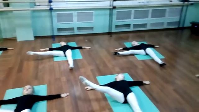 Партерная гимнастика. Танцевальная студия MAXIMUM смотреть онлайн