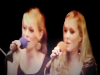 ... одинаковые девочки одинаково поют смотреть онлайн