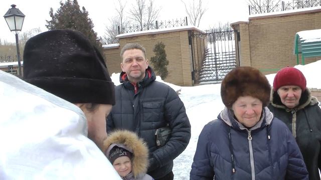 Освящение воды реакция прихожан на окропление водой LIVE смотреть онлайн