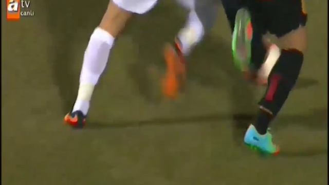 ЖЕСТОЧАЙШАЯ ТРАВМА ИГРОКА ГАЛАТАСАРАЯ смотреть онлайн