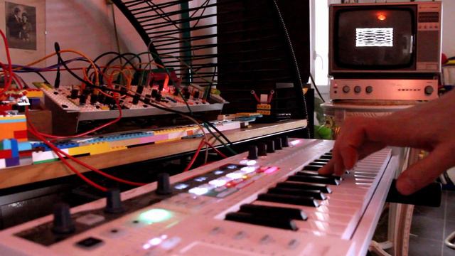 MAD TV w Lego Modular Synth, Arturia Keystep pro & Oscillographics смотреть онлайн