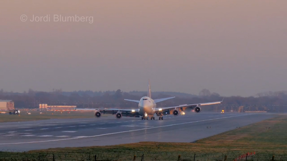 Boeing 747 приземляется со сломанным шасси смотреть онлайн