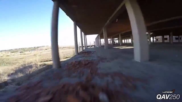 От первого лица Скоростной полет квадрокоптера по заброшенному зданию смотреть онлайн