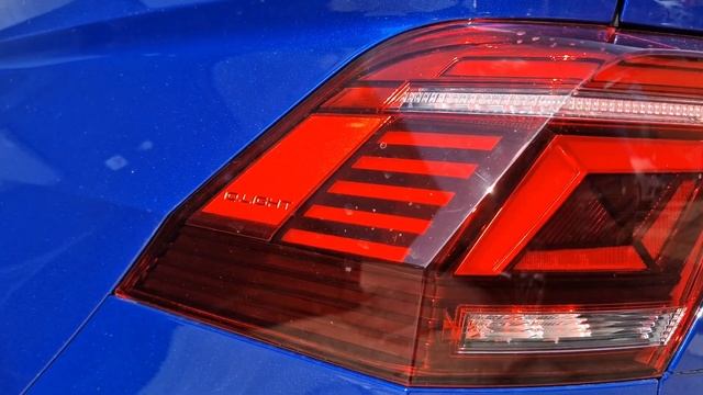 Volkswagen Tiguan R-Line in Lapiz Blue walk around in 4K 20" Misano смотреть онлайн