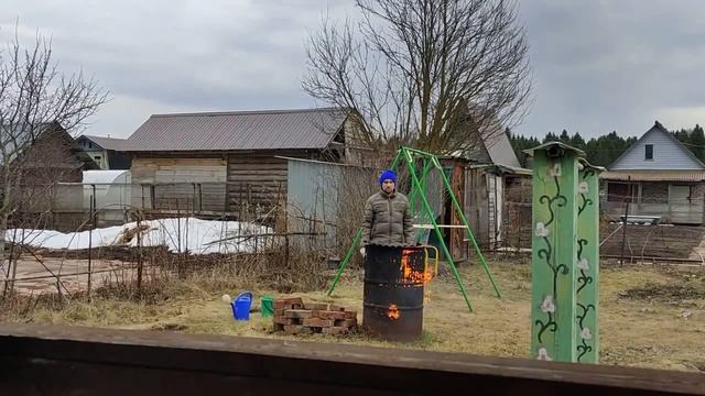 Жгем сухостой в бочке.У соседей потоп. Первые сосиски в этом году. Все съели и домой. (ч.6) смотреть онлайн