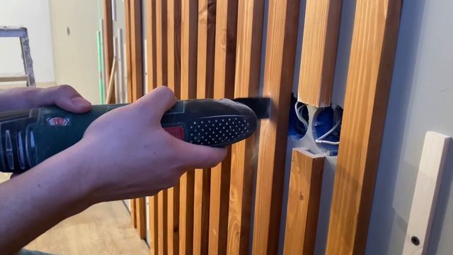 Рейки на стене,монтаж реек на стену финиш ,розетки на стене с рейками. Спальня. Советы по монтажу смотреть онлайн