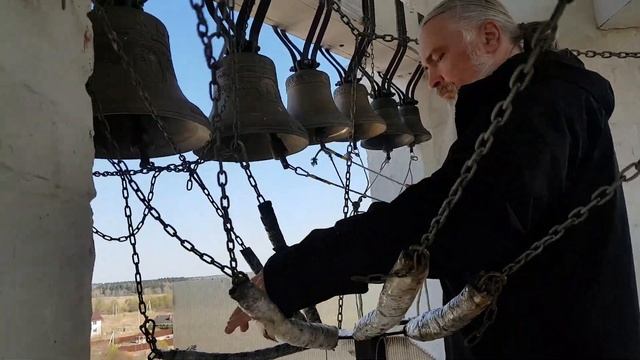 Звонарь Сергей Никольский на колокольне храма Преображения Господня в Радонеже смотреть онлайн