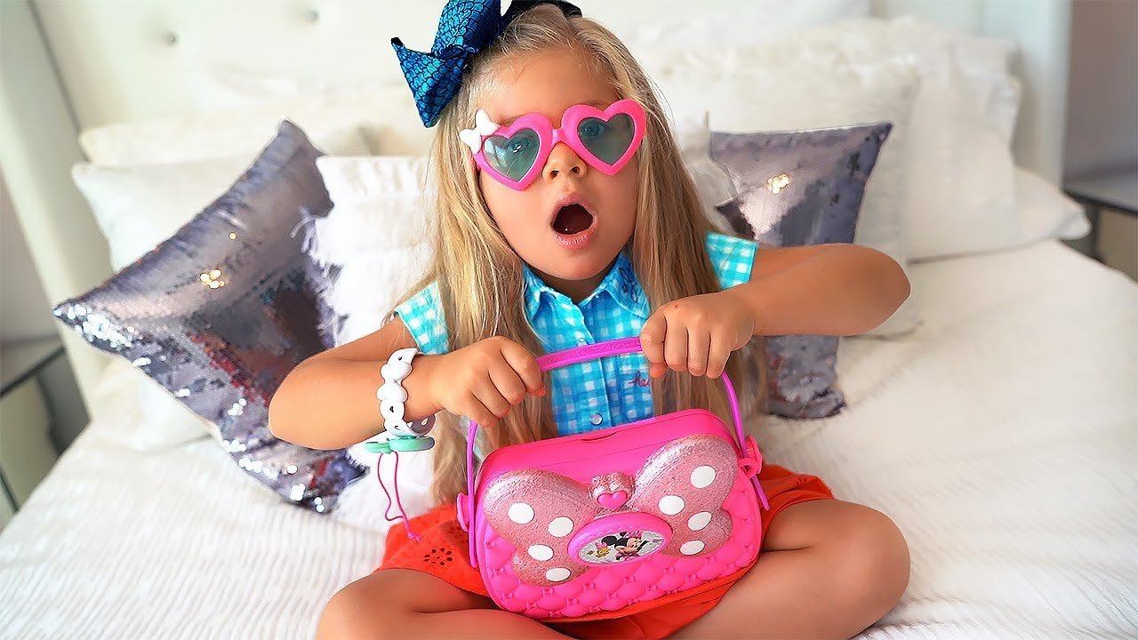 Диана собирается на День Рождения / Dianа is going to a birthday смотреть онлайн