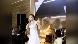 ОЗБЕКИСТАНДАГЫ ТОЙДО - НЕРВИ ЖУКАЛАР КОРБОСУН  - АЙТУРГАН ЭРМЕКОВА