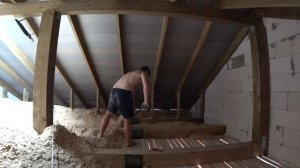 Самый дешевый метод утепления чердака - чердачное утепление опилками.