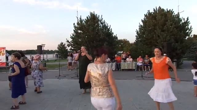 Русские вечерки на Астраханской набережной у Петра Первого 19.08.2017 смотреть онлайн