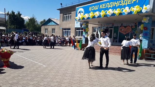 Самый красивый вальс выпускников города Алматы .Выпускники с.Жанатурмыс 2018 года. 11"а" класс смотреть онлайн