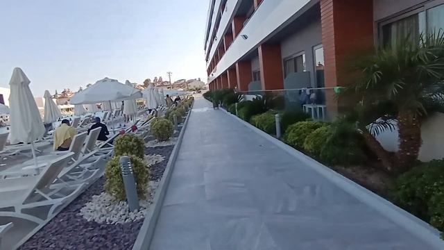 Наш корпус отеля. Бассейн. Много народу. Жара. Отель: Victory Be Mine Hotel.