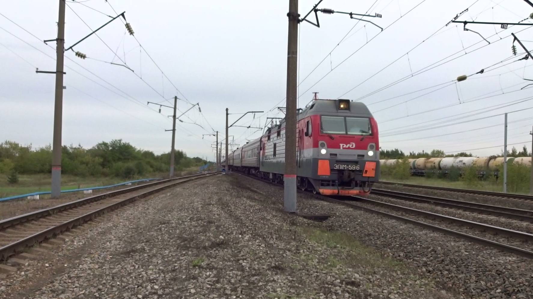 Электровоз ЭП1М-596 с пассажирским поездом проходит станцию Игумново смотреть онлайн