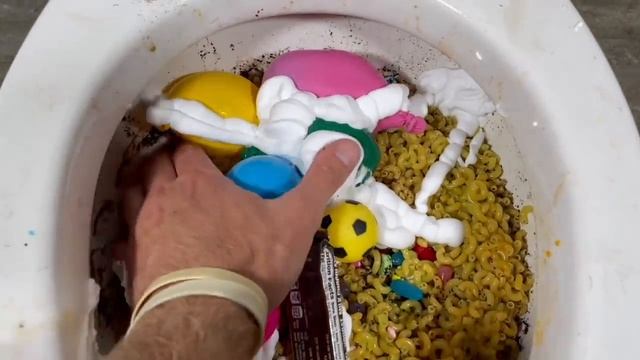 Experiment Toilet vs Coca Cola, Fanta, Sprite, Mirinda Balloons, Coffee, Candy смотреть онлайн