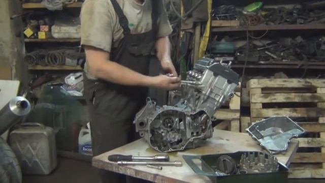 Разборка двигателя Honda CBR929RR (часть 1) смотреть онлайн