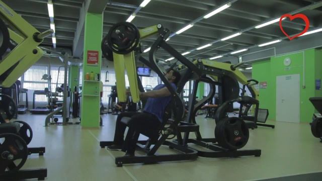 Жим от груди в тренажере (акцент на нижнюю часть) смотреть онлайн