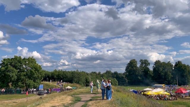Суздаль прогулка по городу в праздник огурца 4К смотреть онлайн