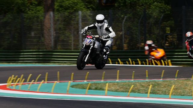 Slow motion con sorpassino alla variante alta di Imola смотреть онлайн