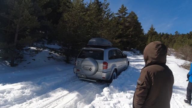 SUBARU XV Vs TOYOTA RAV4 I DEEP SNOW OFFROAD