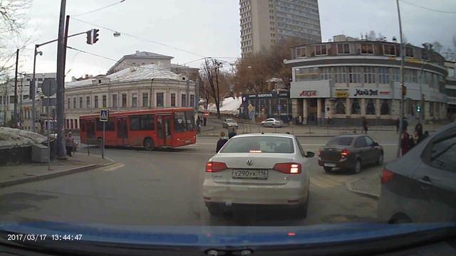 Недорогой видеорегистратор AutoExpert DVR-930 (пример дневной съемки) смотреть онлайн