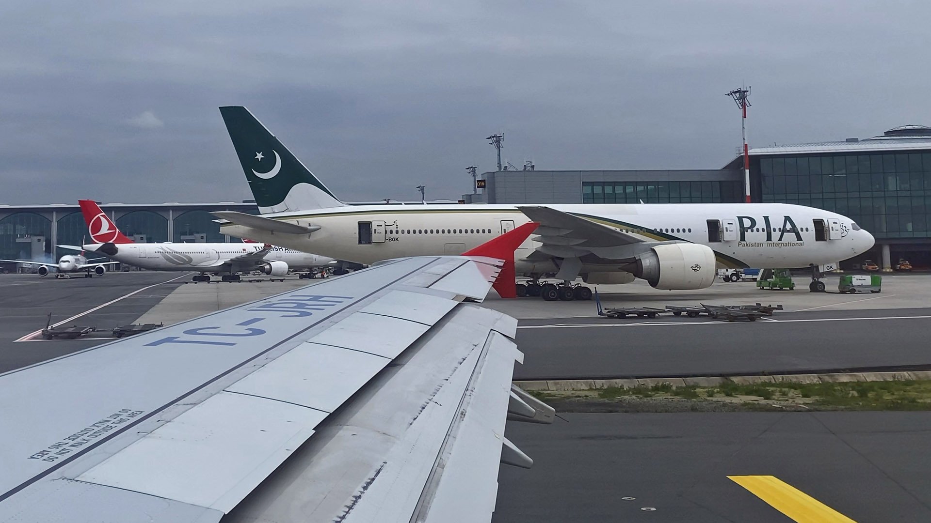 Руление и взлёт из нового аэропорта Стамбула (IST) на Airbus A321 Turkish Airlines смотреть онлайн