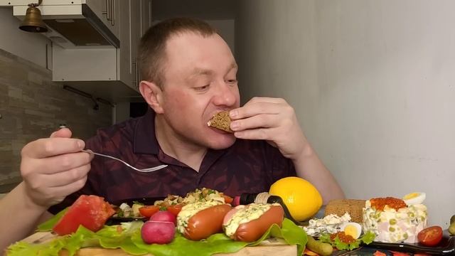МУКБАНГ. ОБЖОР. САЛАТ ОЛИВЬЕ С КУРИЦЕЙ, САРДЕЛЬКИ ФАРШИРОВАННЫЕ СЫРОМ, КАРТОШКА С ГРИБАМИ. АСМР. смотреть онлайн