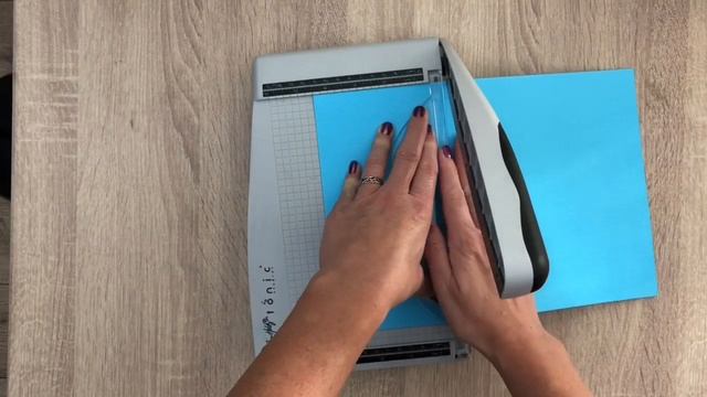 Tim Holtz Guillotine Trimmer Review + Craft Hacks смотреть онлайн